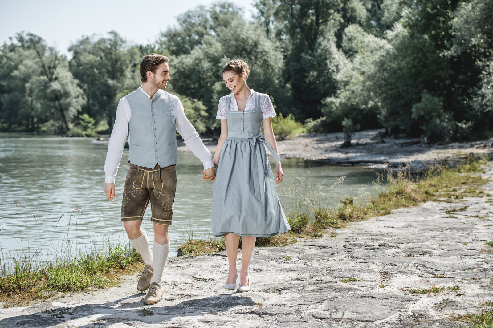 Paar in Tracht – Dirndl und Lederhose am Wasser im Großarltal