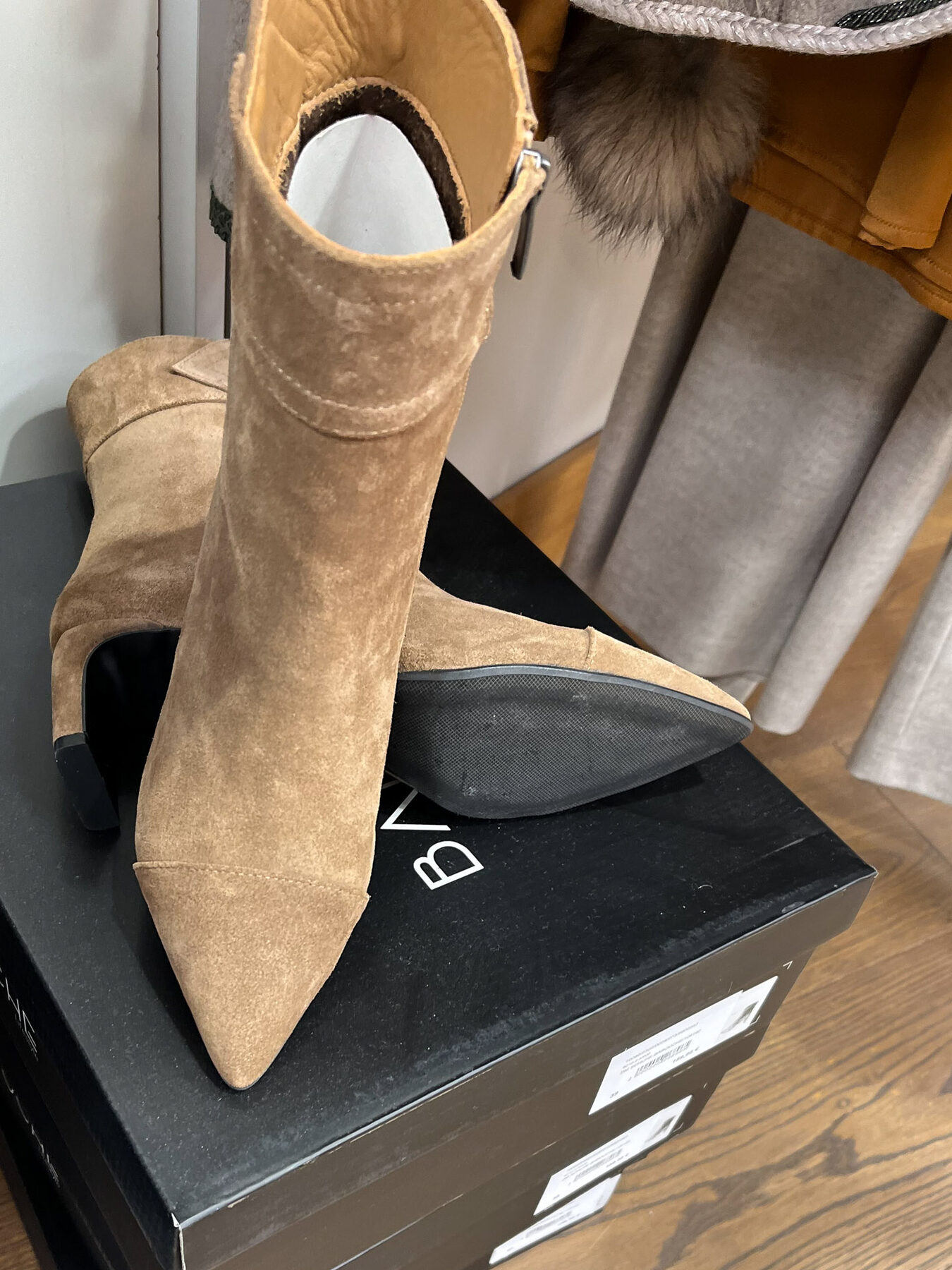 Ausgewählte Mode und Accessoires im Geschäft